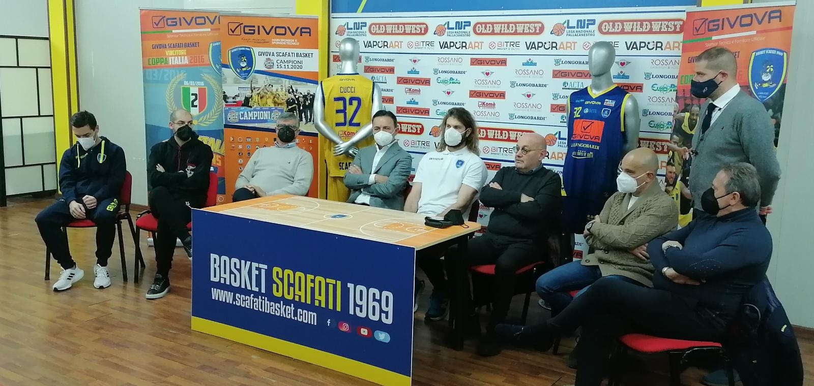 Lo staff tecnico-dirigenziale della Givova Scafati e Valerio Cucci in conferenza stampa