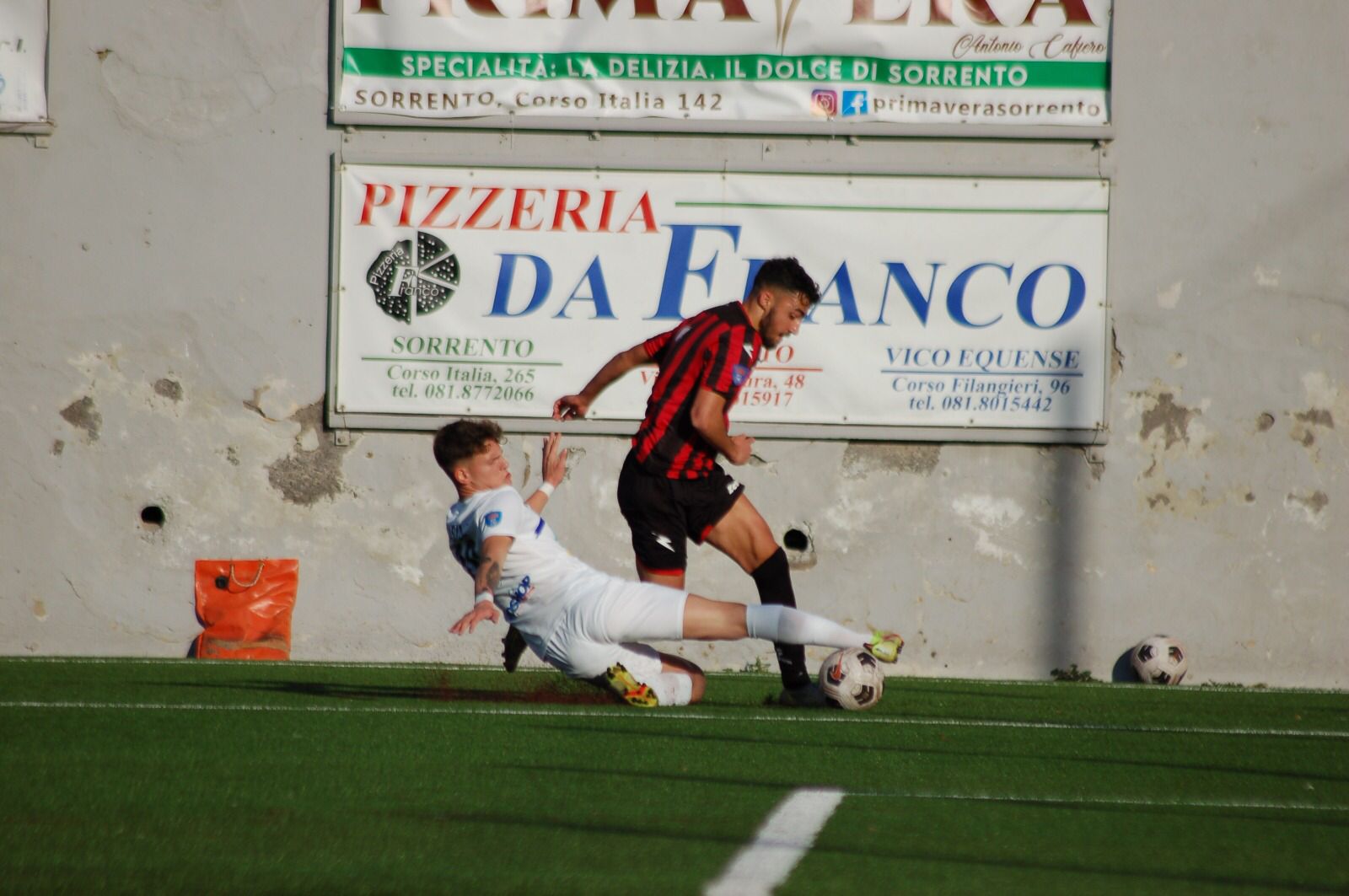 Scontro in campo tra Petito e Basile (Sorrento vs Audace Cerignola)