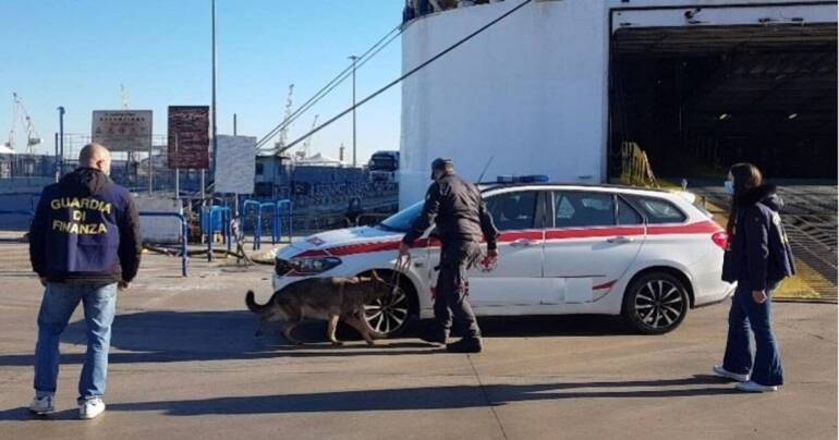 Sull’auto medica un’infermiera e un soccorritore tenevano hashish e cocaina