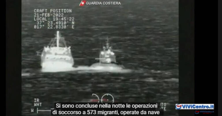 573 migranti soccorsi nella notte dalla Guardia Costiera italiana in area Jonica VIDEO