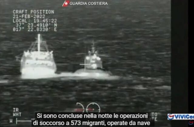 573 migranti soccorsi nella notte dalla Guardia Costiera italiana in area Jonica VIDEO