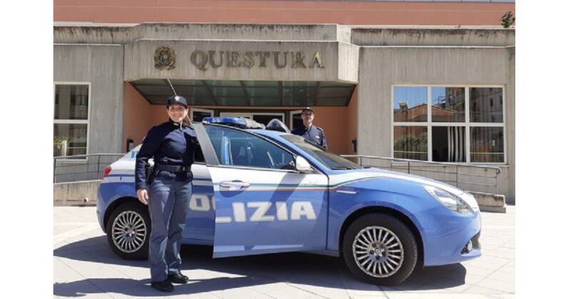 rubavano le chiavi lasciate incautamente dai proprietari in auto per poi svaligiare loro le abitazioni