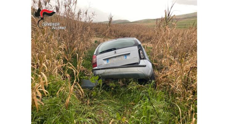 Autovettura finisce fuori strada, i carabinieri estraggono la donna dall’auto