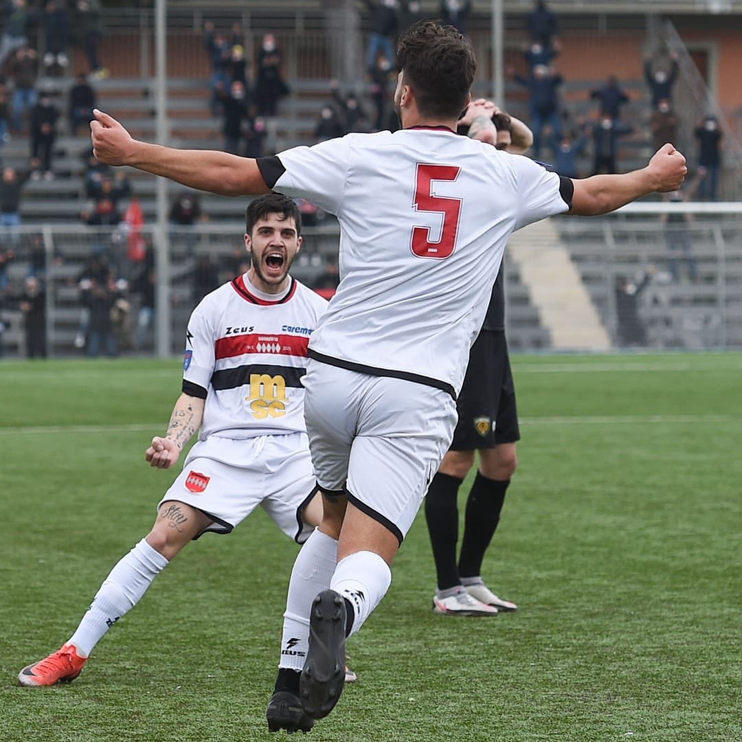 Cassata e Virgilio festeggiano il gol del 3 a 1 contro il Bitonto