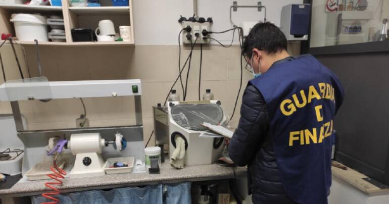 Dentista abusivo da 7 anni senza laurea e abilitazione alla professione