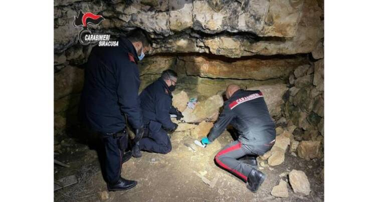 Ennesimo ritrovamento di armi, munizioni e stupefacenti in una cava tra Noto e Rosolini (SR)