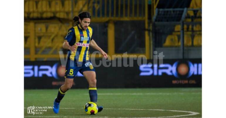 Juve Stabia, ufficiale il passaggio di Nicolas Schiavi alla Carrarese da cui arriverà Berardocco