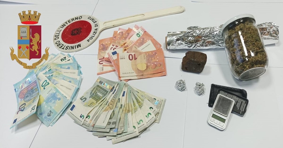 I poliziotti delle Volanti di Messina hanno arrestato un 26enne del luogo per spaccio trovato in possesso di marijuana e hashish