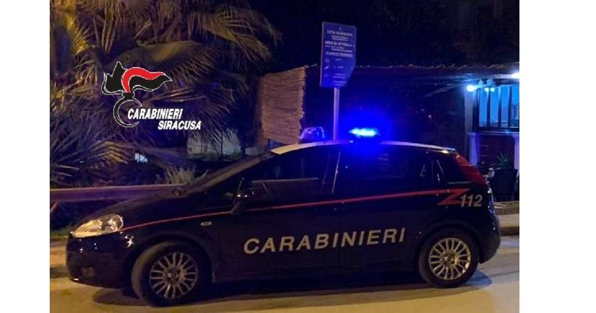 I CC del Comando provinciale di Siracusa hanno arrestato: un 28enne per resistenza a pubblico ufficiale e porto abusivo di armi