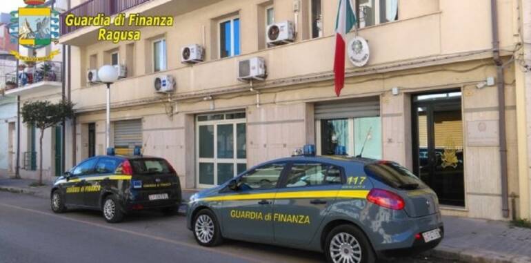Sequestro di 1,5 milioni di beni a 4 denunciati e a 2 società della trasformazione di materiali plastici
