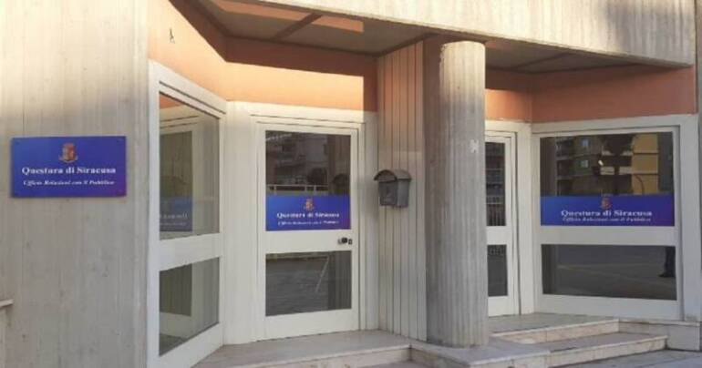 Trasportava cocaina, arrestato; Impiegati aggrediscono gli agenti per avere chiesto loro il Green Pass