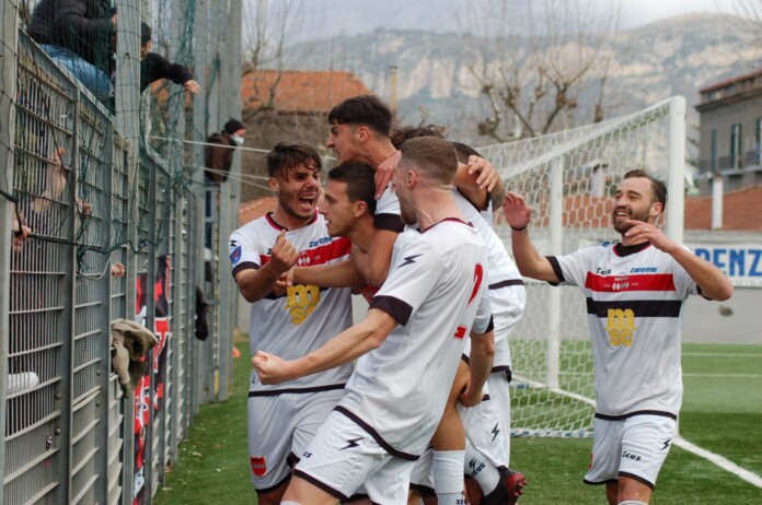 I calciatori del Sorrento festeggiano la rete di Gargiulo contro il Bitonto