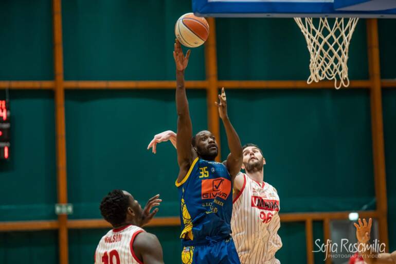 Givova Scafati, ancora mal di trasferta: Chiusi vince 74-71