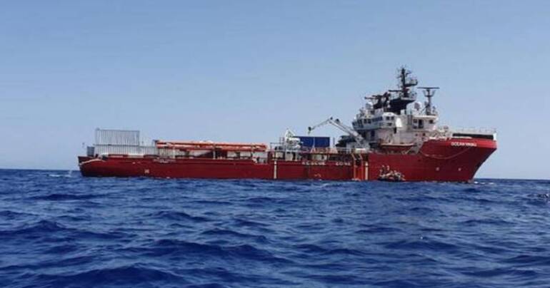 157 migranti in attesa di sbarco dall’Ocean Viking al largo delle coste della Sicilia Orientale