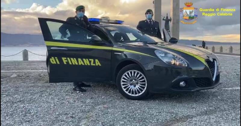 Arrestato dalla La GdF di Reggio Calabria dopo che durante un controllo era stato fermato l’autobus e il cane antidroga aveva fiutato l’hashish