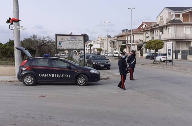 Tentativo di fuga con droga finito male; 19enne in manette