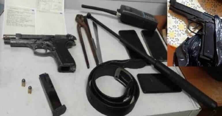 Arrestato giovane ai domiciliari: in auto e a casa aveva manganello, armi e munizioni