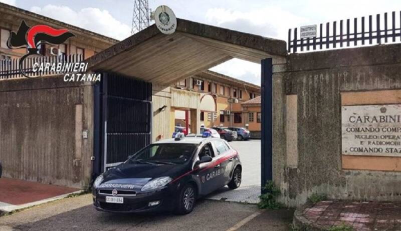 La convivente in ultimo è stata talmente percossa da sanguinare dalla testa riuscendo appena a dire al figlio di scappare dalla casa