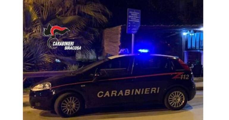 Controlli a numerosi esercizi commerciali, 374 persone e 241 veicoli