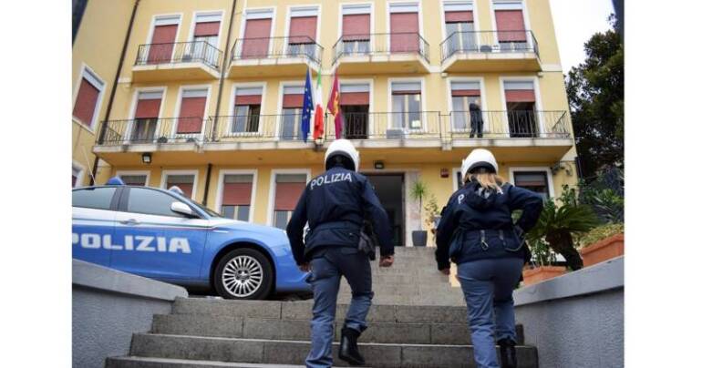 Hashish sotto il sedile dell’auto: due arrestati ai domiciliari