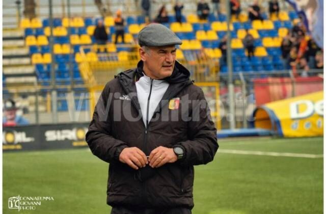 Vivarini, l’allenatore del Frosinone prossimo avversario della Juve Stabia