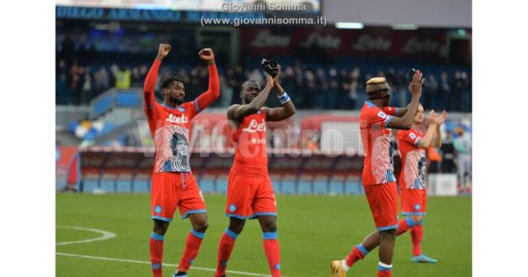 Scudetto: Napoli continua il sogno ma il Milan resta prima