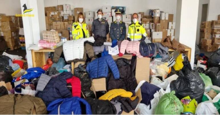 Sequestrati 125 capi d’abbigliamento e 350 kg d frutta: donati in beneficenza per i rifugiati ucraini