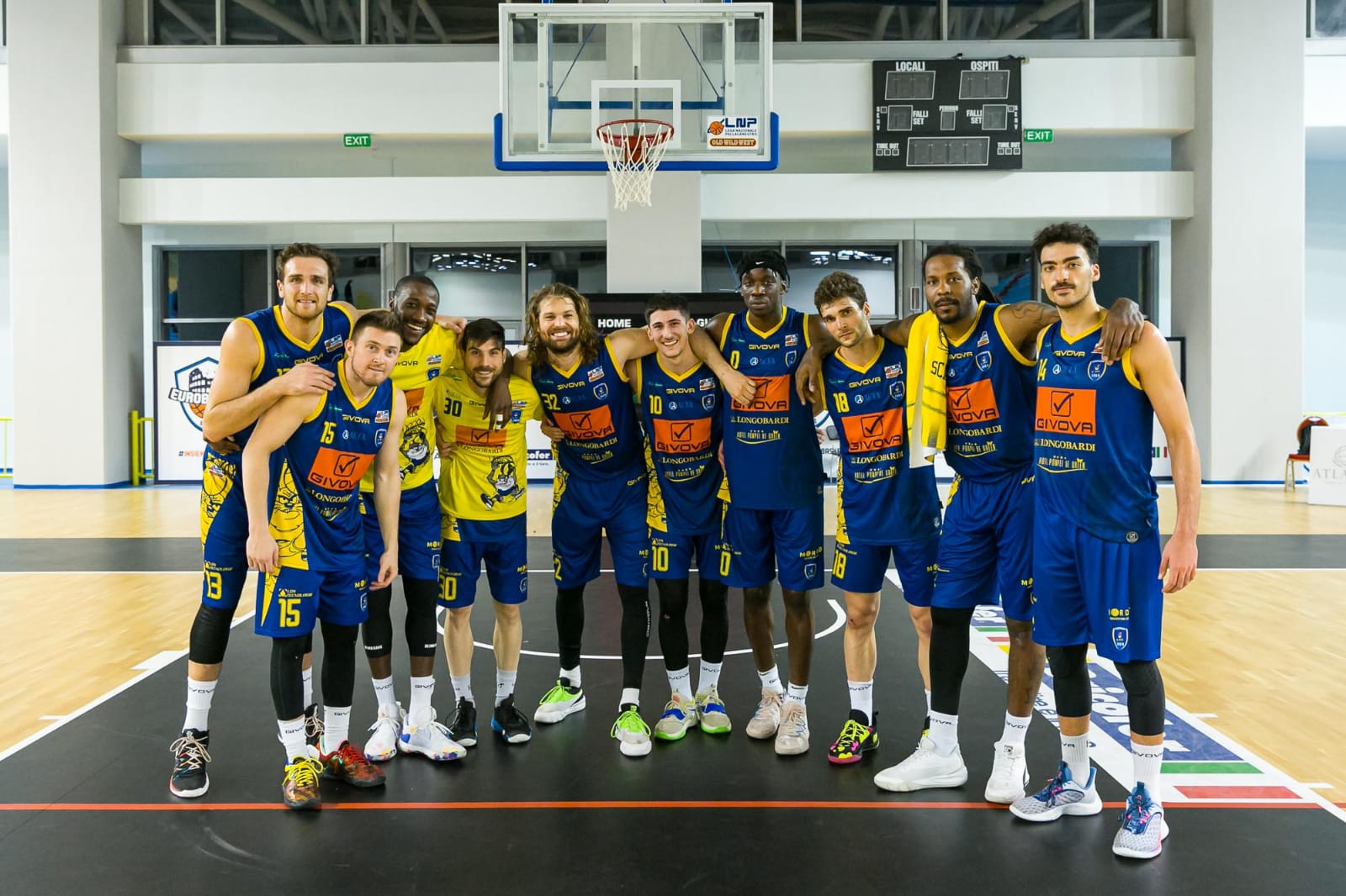 La Givova Scafati al completo festeggia dopo la vittoria vs Atalante Roma