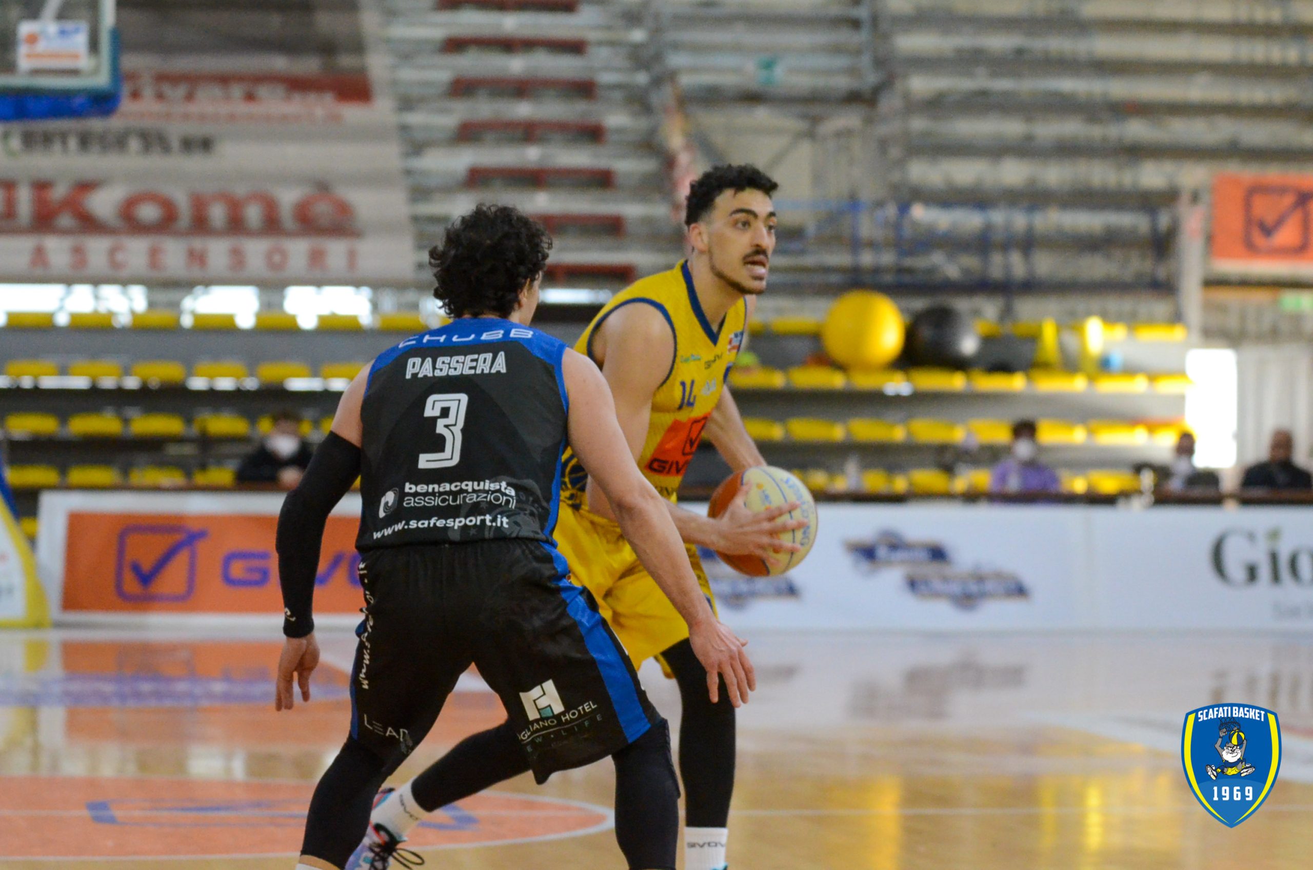 Lorenzo Ambrosin fronteggia Marco Passera (Givova Scafati vs Benacquista Latina) fonte: ufficio stampa Scafati Basket 1969