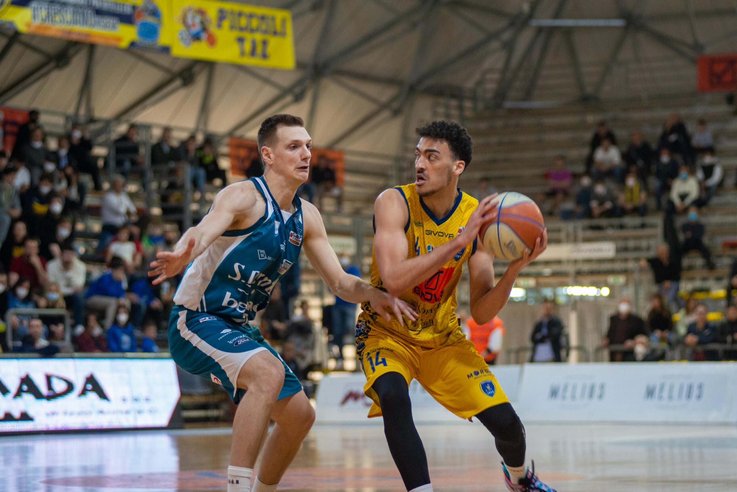 Lorenzo Ambrosin (Givova Scafati) si scontra con Severini (Acqua S. Bernardo Cantù)