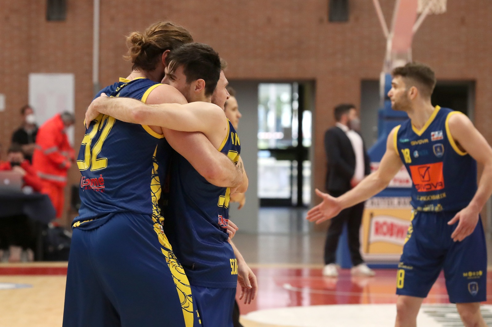 Abbraccio a fine gara tra Cucci e Monaldi (orasì Ravenna vs Givova Scafati)