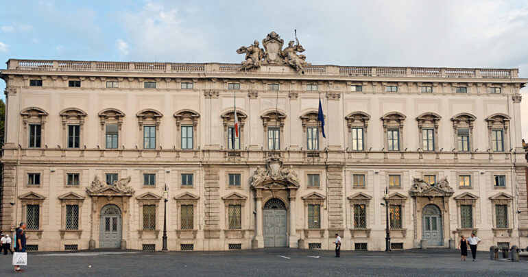 Come la politica vorrebbe cambiare le regole sul cognome dei figli