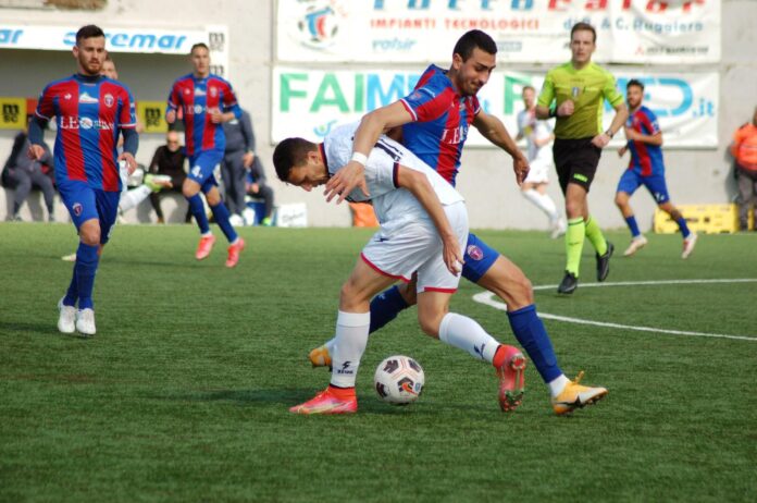 Gargiulo prova a conquistare il pallone sull'avversario durante la gara tra Sorrento e Casarano