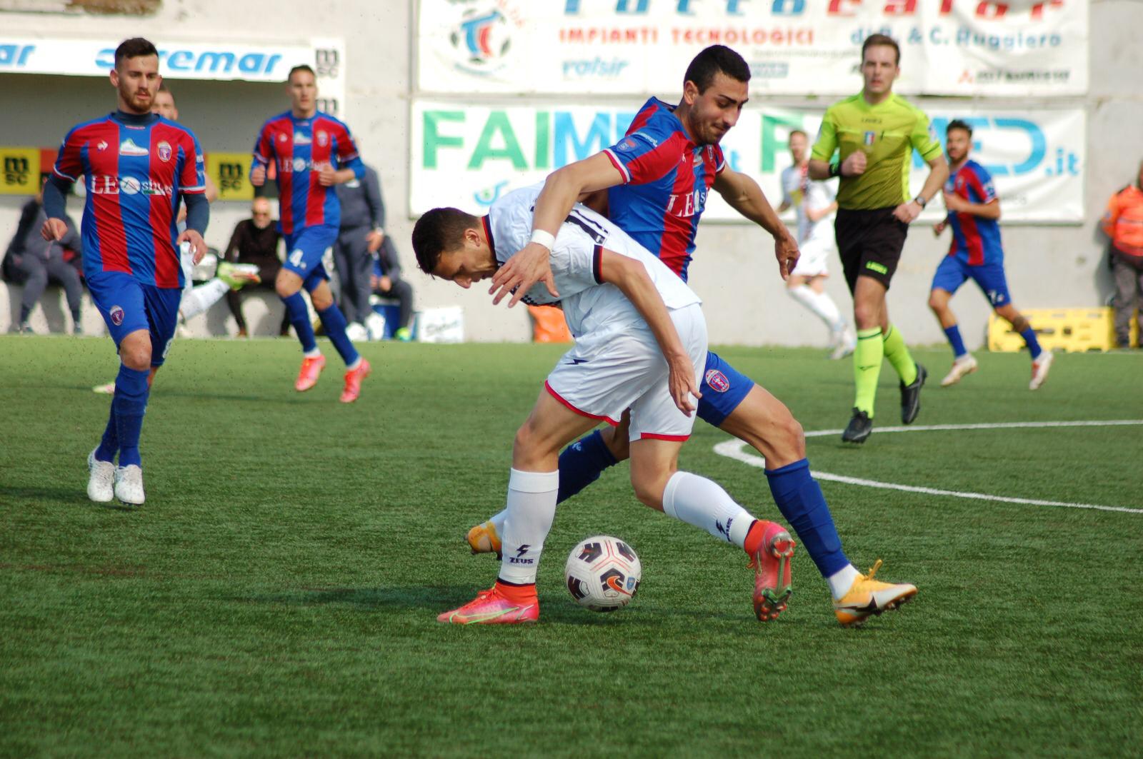 Gargiulo prova a conquistare il pallone sull'avversario durante la gara tra Sorrento e Casarano