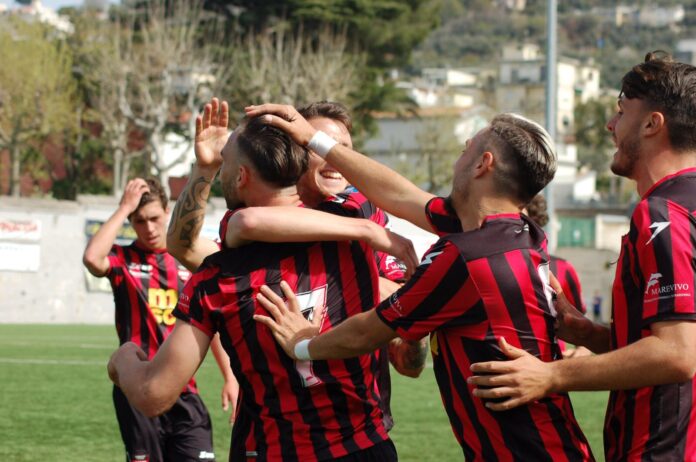 I giocatori del Sorrento festeggiano il gol di La Monica nel 2 a 2 contro il Gravina