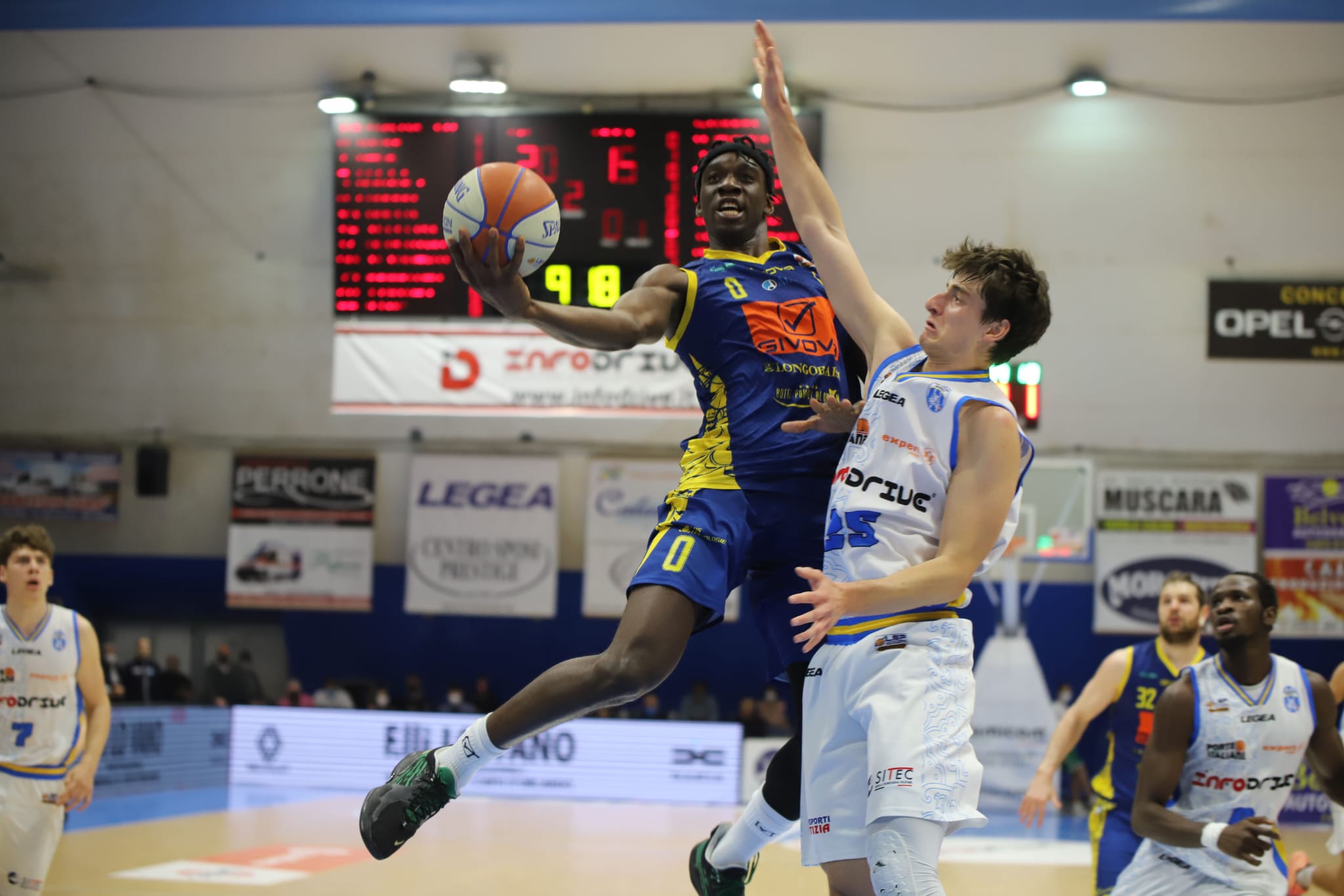 Joseph Mobio va a canestro durante il recupero tra Capo D'orlando e la sua Givova Scafati