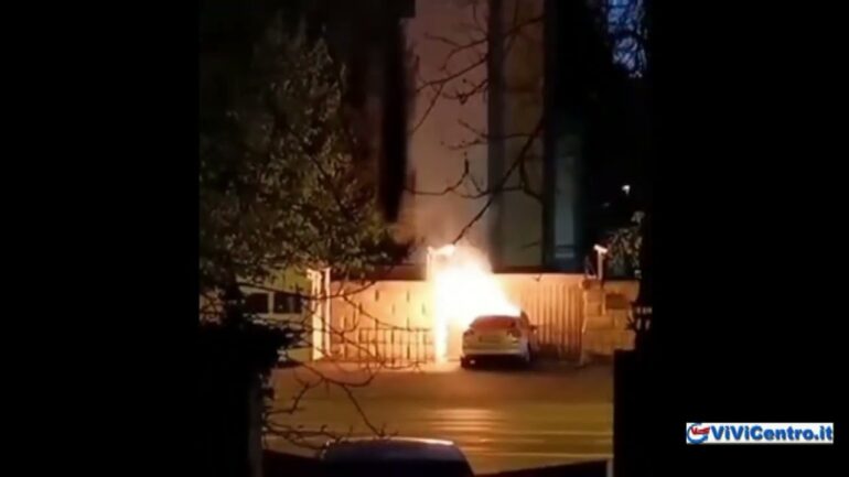 Un’auto si è schiantata contro l’ambasciata russa a Bucarest VIDEO