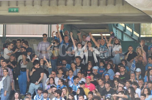 Napoli, aggrediti tifosi del Genoa che viaggiavano su un minivan