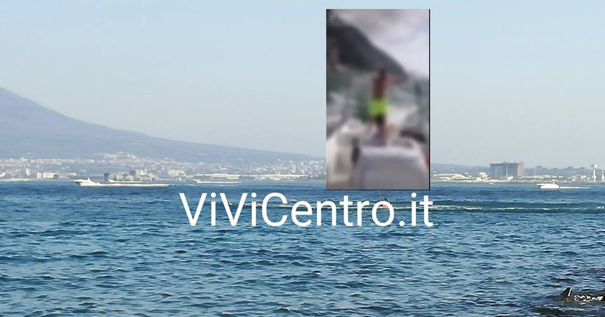 un piccolo tra i 5 o 6 anni alla guida di un motoscafo a Pozzano (castellammare)