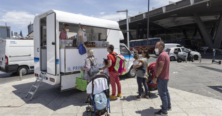 Progetto Arca: Anche a Napoli i senza dimora hanno la Cucina mobile