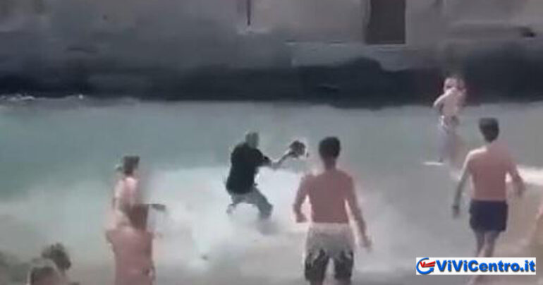 Rissa in mare a Posillipo a colpi di casco: panico tra i bagnanti – VIDEO