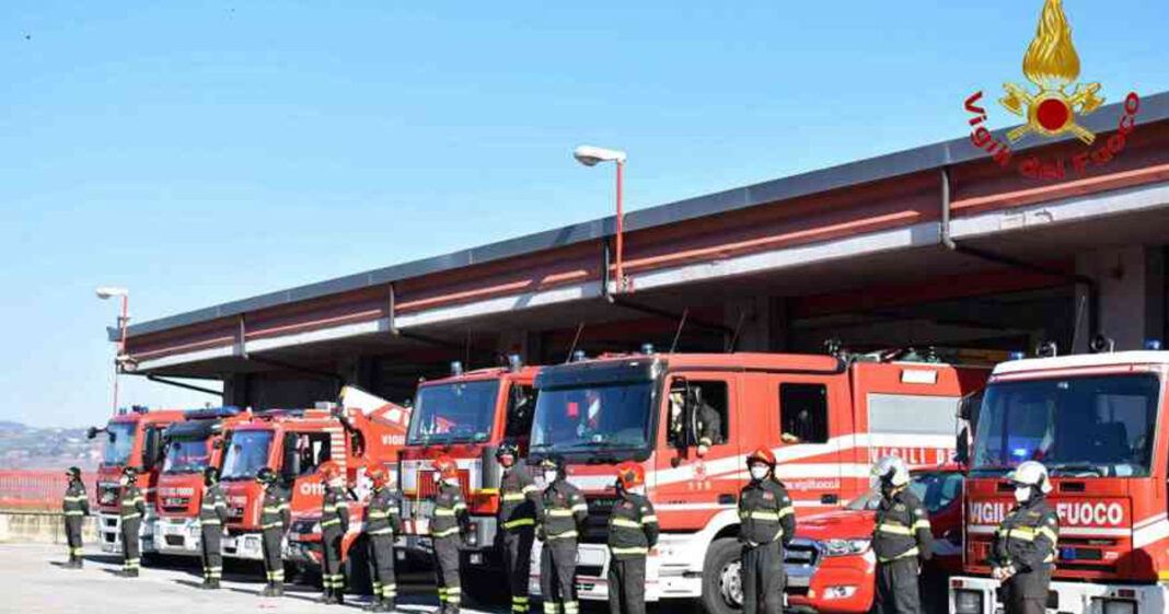 Vigili del fuoco Castellammare di Stabia, Fiamme in 1 parcheggio autocarri