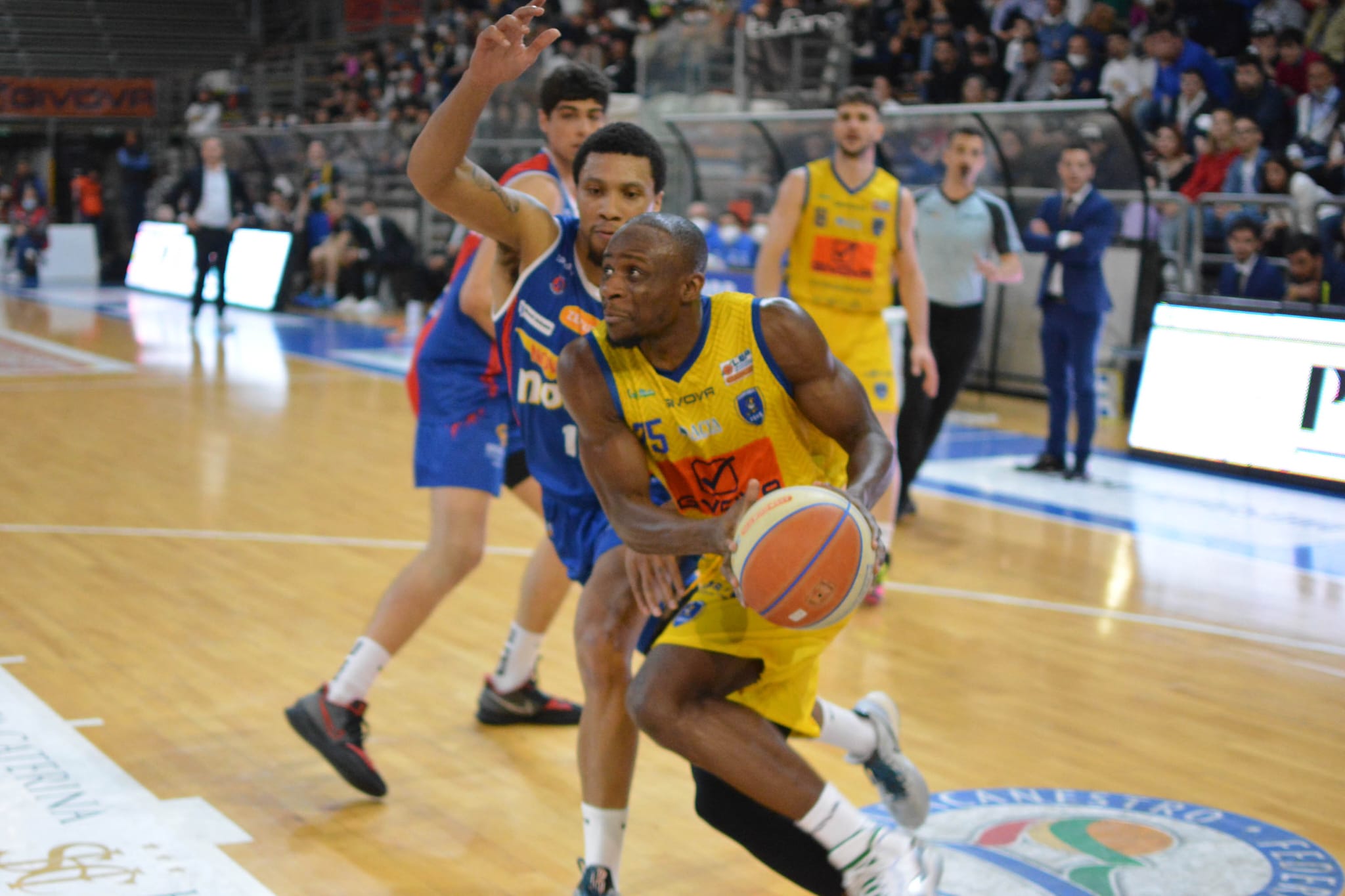 David Cournooh in penetrazione durante gara 2 tra Givova Scafati e Novipiù Casale Monferrato