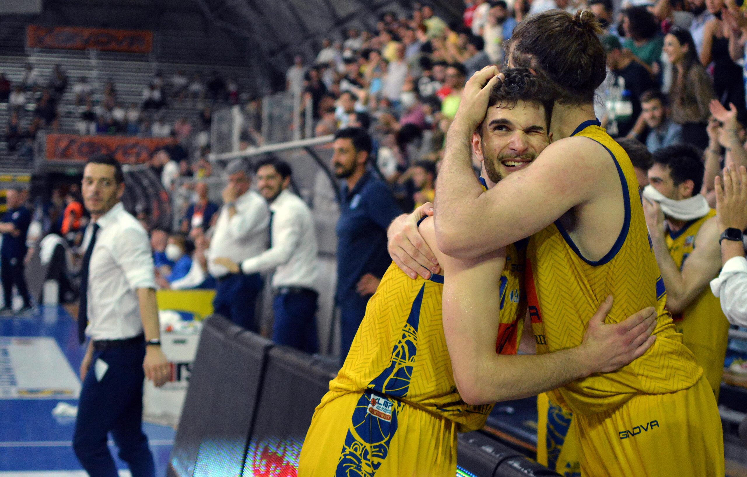 Givova Scafati in finale playoff: l'abbraccio finale tra Rossato e Cucci