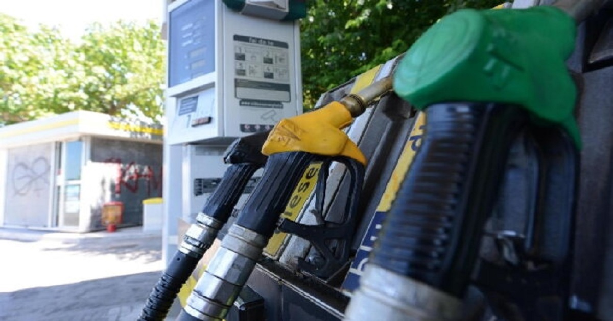 Persistono a lievitare sopra i 2 euro i prezzi dei carburanti