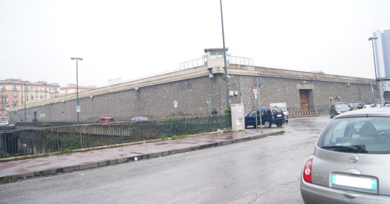 Irrompe nella casa famiglia di Castellammare, e minaccia di morte la ex