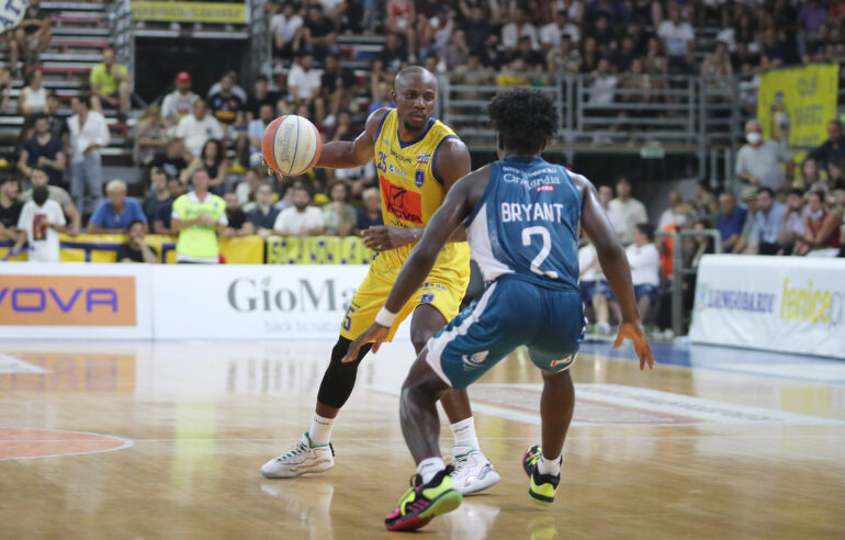 Givova Scafati, parte bene la serie finale: Cantù sotto 1-0