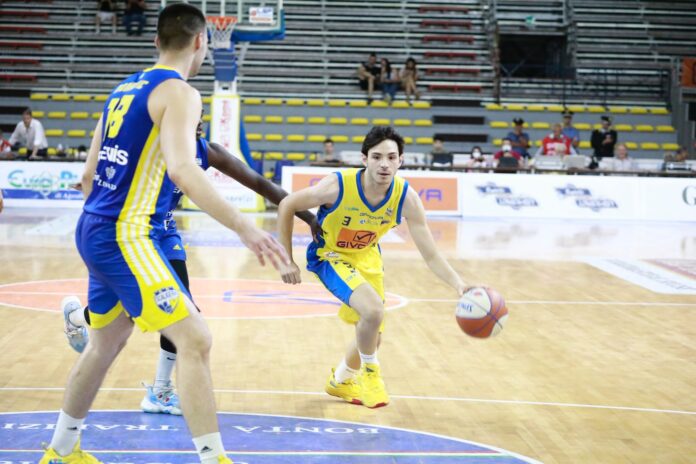 Il giovane Gaetano Grimaldi durante la finale scudetto tra Givova Scafati e Tezenis Verona