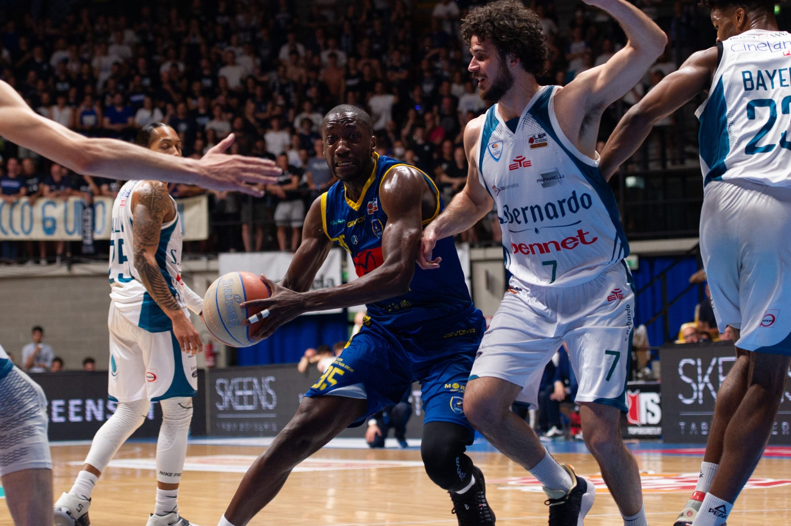 Acqua San Bernardo Cantù vs Givova Scafati: Iris Ikangi in azione in gara quattro