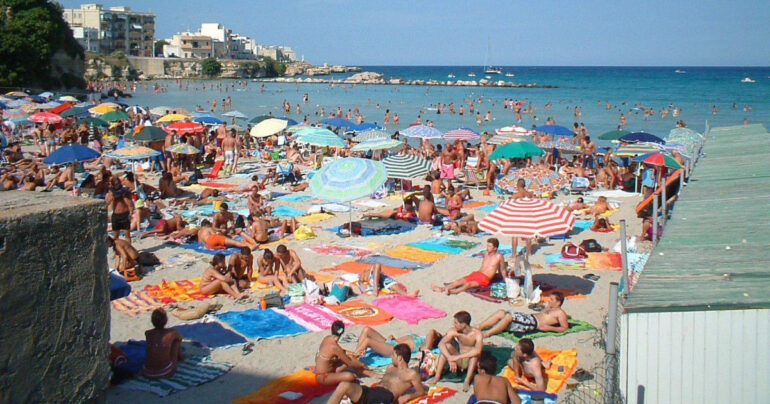 Castellammare, scontro sui lidi: Vicinanza ritira l’accordo sugli sconti e rilancia sulla spiaggia pubblica